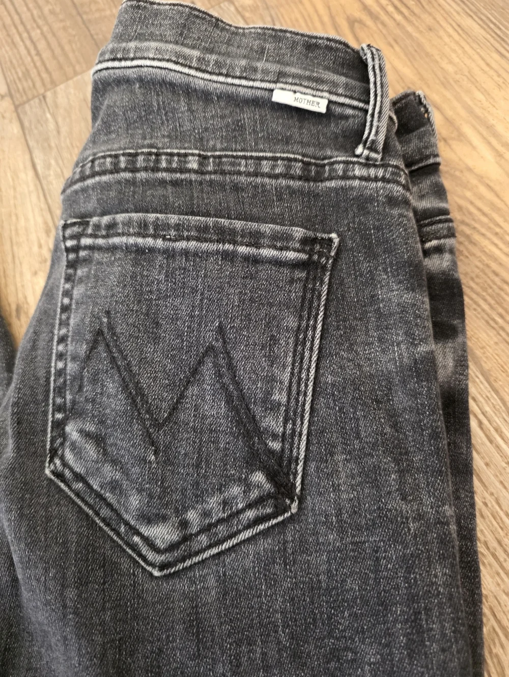 Mother Jeans The Weekender Fray Sz 25 Friday The 13th Wash Euc - Picture 4 of 4